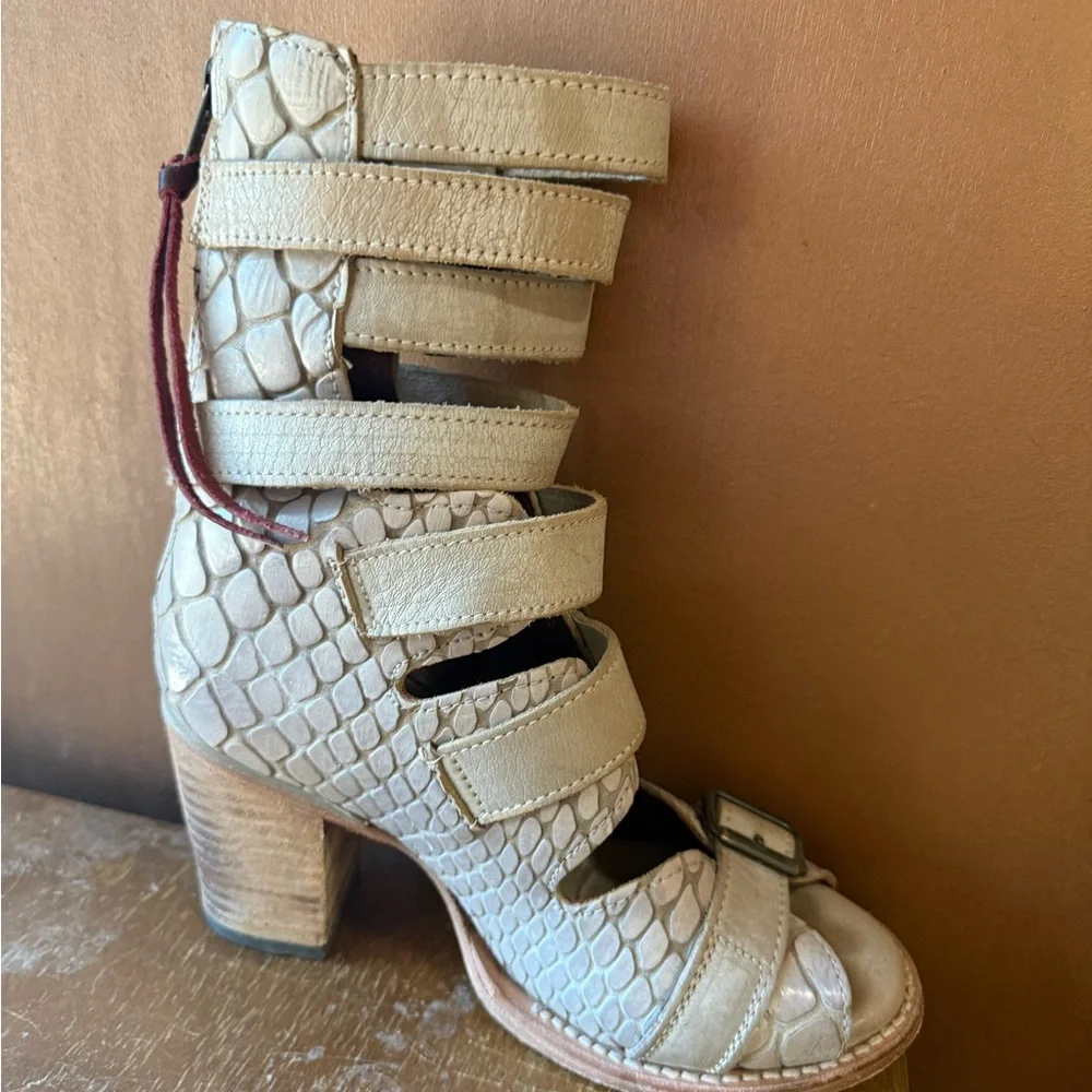 Freebird Bond Sandals - 7 - Picture 8 of 9
